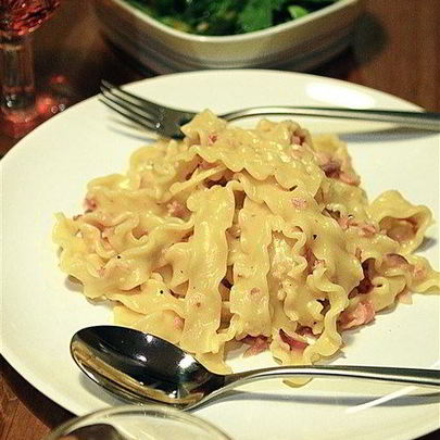 Спагетти карбонара с красным луком