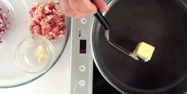 спагетти карбонара с красным луком