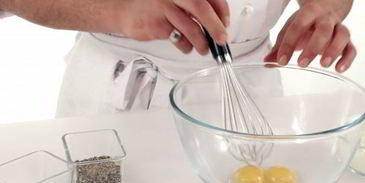 спагетти карбонара с красным луком