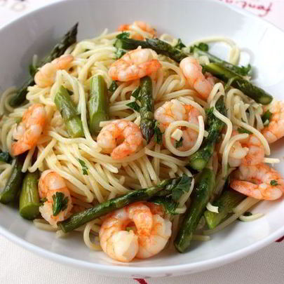 Спагетти с креветками и спаржей
