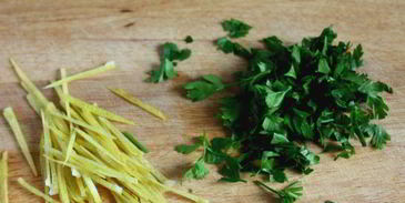 спагетти с креветками и спаржей