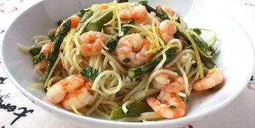 спагетти с креветками и спаржей