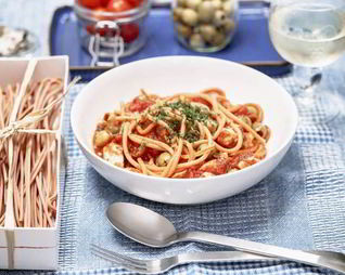 Спагетти с куриной грудкой и томатами