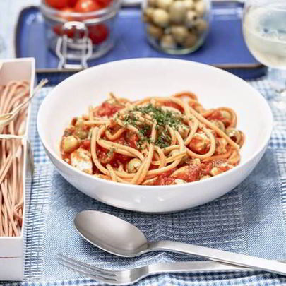 Спагетти с куриной грудкой и томатами