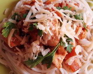 Спагетти с курицей и ананасами