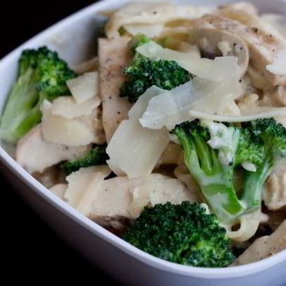 Спагетти с курицей и грибами