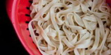 спагетти с курицей и грибами