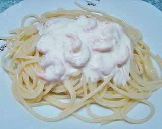 Спагетти с сырно-сливочным соусом и креветками