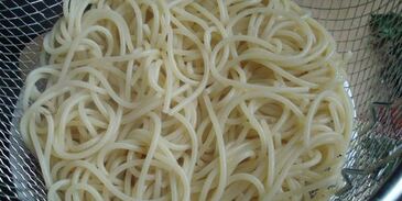 спагетти в сырно-сливочном соусе с грецким орехом