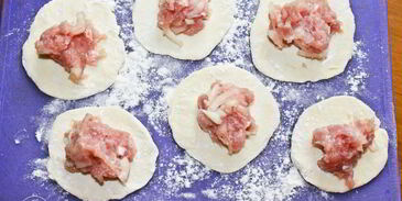 манты на сковороде