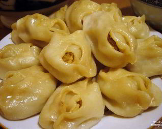 Манты со свининой и тыквой