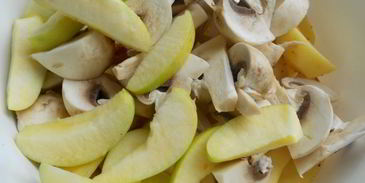 картофель по-французски с яблоком и грибами