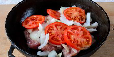 мясо по-французски из свинины с помидорами