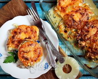 Мясо по-французски с ананасами
