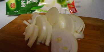 мясо по-французски с грибами и помидорами