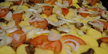 мясо по-французски с грибами и помидорами