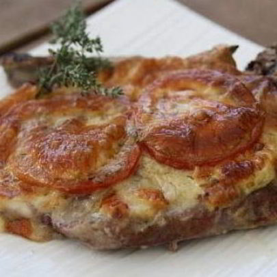 Мясо по-французски с помидорами и сыром