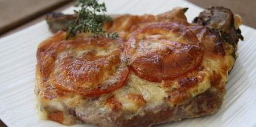 Рецепт мяса по-французски с помидорами и сыром