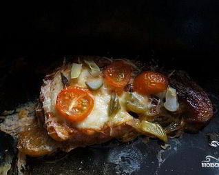 Мясо по-французски в духовке с помидорами