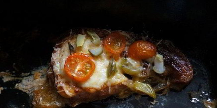 Рецепт мяса по-французски в духовке с помидорами