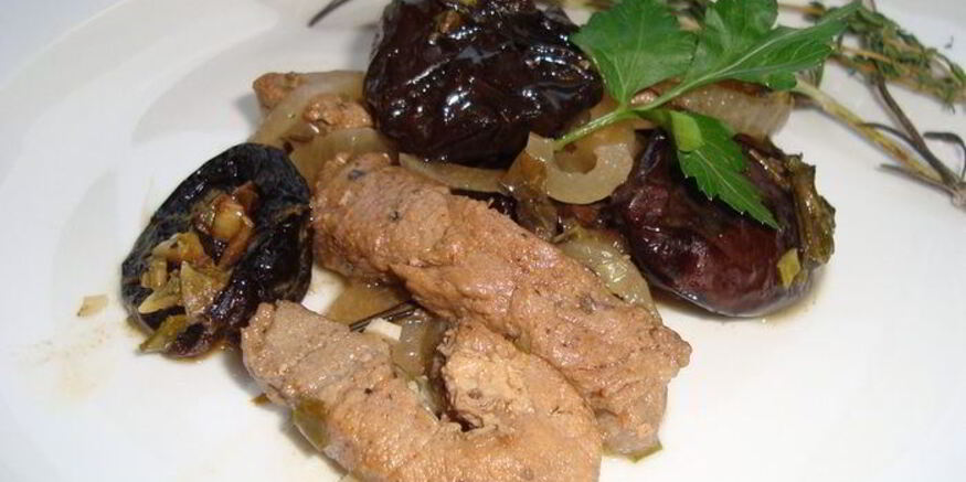 Рецепт ароматной свинины с черносливом