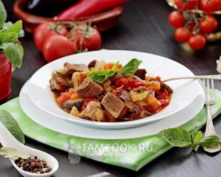 Говядина тушеная с помидорами, луком и болгарским перцем