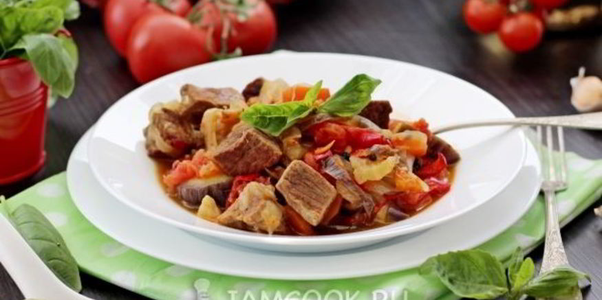 Рецепт говядины тушеной с помидорами, луком и болгарским перцем