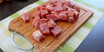 говядина тушеная с помидорами, луком и болгарским перцем