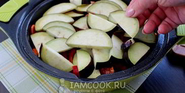 говядина тушеная с помидорами, луком и болгарским перцем