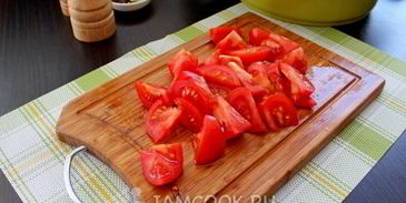 говядина тушеная с помидорами, луком и болгарским перцем