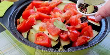 говядина тушеная с помидорами, луком и болгарским перцем