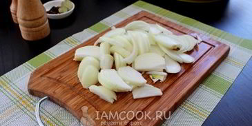 говядина тушеная с помидорами, луком и болгарским перцем