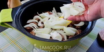 говядина тушеная с помидорами, луком и болгарским перцем