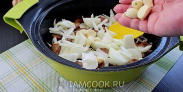 говядина тушеная с помидорами, луком и болгарским перцем