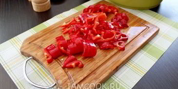 говядина тушеная с помидорами, луком и болгарским перцем