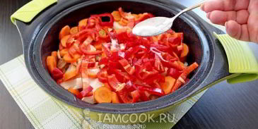 говядина тушеная с помидорами, луком и болгарским перцем