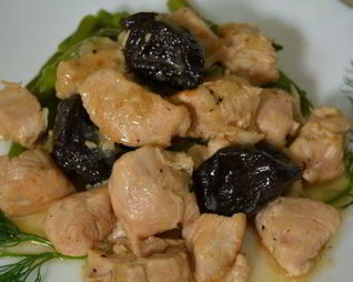 Индейка, тушенная с черносливом в сметане