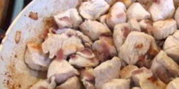 индейка, тушенная с черносливом в сметане