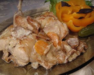 Кролик в сметанной подливе с лисичками