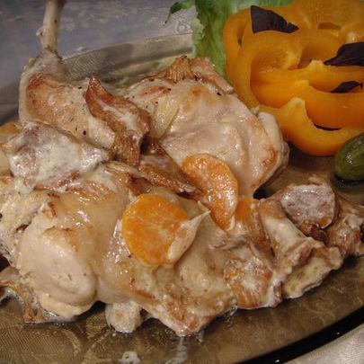 Кролик в сметанной подливе с лисичками