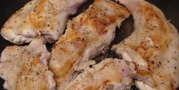 кролик в сметанной подливе с лисичками