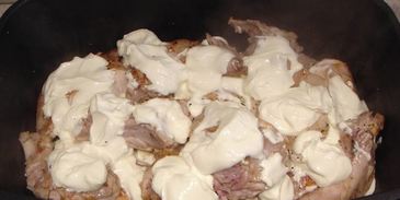 кролик в сметанной подливе с лисичками