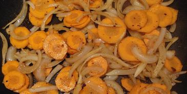 кролик в сметанной подливе с лисичками