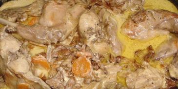 кролик в сметанной подливе с лисичками