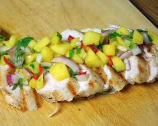 Куриное филе с сальсой из манго