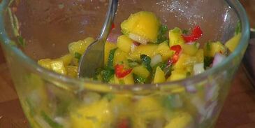 куриное филе с сальсой из манго