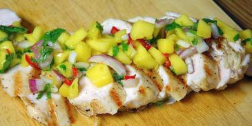 куриное филе с сальсой из манго