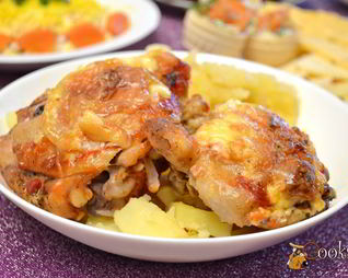 Куриные бедрышки с сыром, запеченные в овощном соке