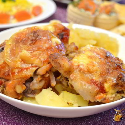 Куриные бедрышки с сыром, запеченные в овощном соке