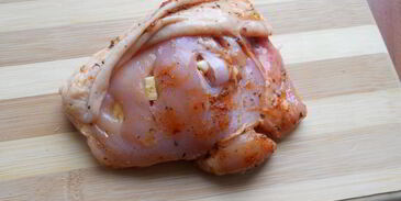 куриные бедрышки с сыром, запеченные в овощном соке